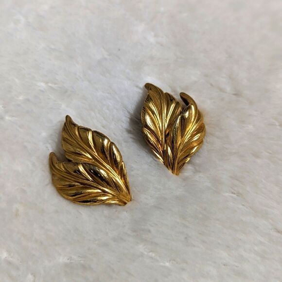 Vintage Goldtone Leaf Motif Pierced Earrings - Picture 4 of 9